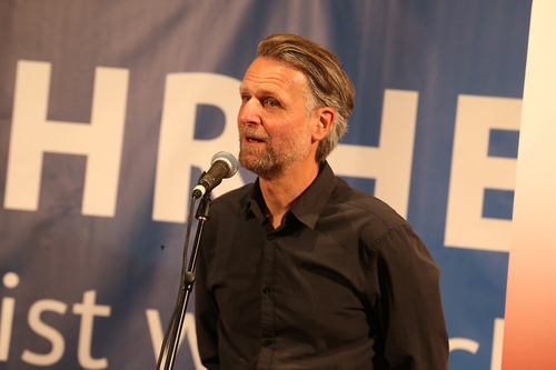 Mit dem traditionellen Poetry Slam gingen die Europäischen Toleranzgespräche Freitag abend ins Finale. Im Bild: Klaus Lederwasch aus Graz.