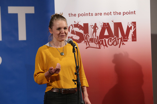 Mit dem traditionellen Poetry Slam gingen die Europäischen Toleranzgespräche Freitag abend ins Finale. Im Bild: Die Poetry Slam Fresach 2024 Siegerin Estha Sackl aus Steindorf am Ossiachersee.