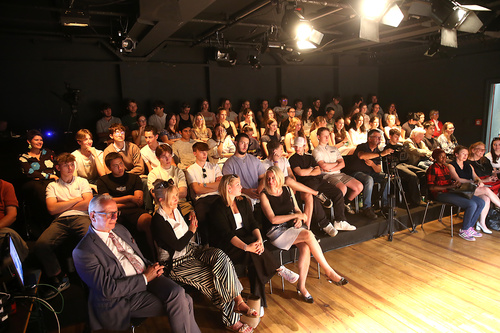 Jugendforum der Europäischen Toleranzgespräche in Villach mit Kabarettist Hosea Ratschiller, EU-Experte Hatto Käfer und Schülerinnen aus Kärnten.