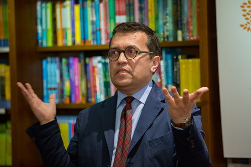  Buchpräsentation Christoph Schlick Was meinem Leben echten Sinn gibt, Dombuchhandlung Salzburg 10.04.2017 Foto: Chris Hofer, Bild zeigt: Buchautor Christoph Schlick: