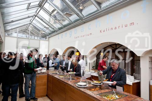 (C) fotodienst / Johannes Hloch
Altlengbach, 25.01.2011.
Bereits zum sechsten Mal findet die Quester-Akademie im Lengbacherhof statt. In einer spannenden Mischung aus Vorträgen, Workshops und Produktschulungen können sich die Quester-Mitarbeiter weiterbilden und untereinander vernetzen.