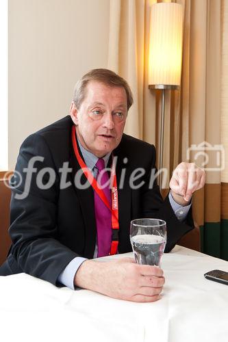 (C) fotodienst / Johannes Hloch
Altlengbach, 25.01.2011.
Bereits zum sechsten Mal findet die Quester-Akademie im Lengbacherhof statt. In einer spannenden Mischung aus Vorträgen, Workshops und Produktschulungen können sich die Quester-Mitarbeiter weiterbilden und untereinander vernetzen.
am Bild: DI Ulrich Paulmann, GF Quester GmbH