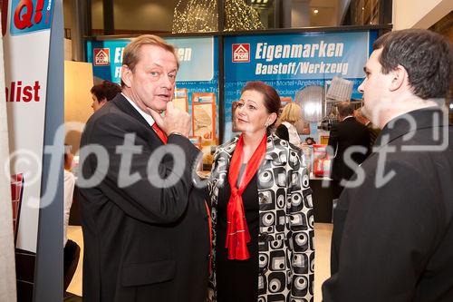 li: DI Rudolf Paulmann, GF Quester GmbH; Mitte: Ursula Ottawa, Quester Marketing Leitung; Die Quester Baustoffhandel GmbH lud ihre Gerwerbekunden zu einer Fliesenschau ins Schloss Hardegg; (C) fotodienst / Johannes Hloch