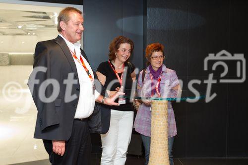 (C)fotodienst/Anna Rauchenberger -  Bologna und Imola, Italien, 15.09.2010 -  Der 'Designbeirat' des Baustoffhandels Quester, bestehend aus Kunden und Mitarbeitern von Quester, reiste nach Bologna und Imola, Italien, um sich über die aktuellsten Entwicklungen und Trends im Bereich Fliesen zu erkundigen.  FOTO: Besichtigung des Schauraums der Firma 'Iris'