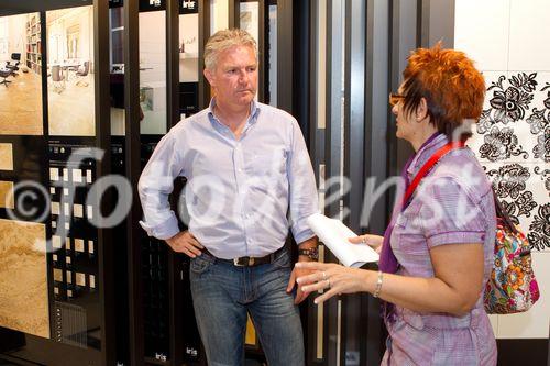 (C)fotodienst/Anna Rauchenberger -  Bologna und Imola, Italien, 15.09.2010 -  Der 'Designbeirat' des Baustoffhandels Quester, bestehend aus Kunden und Mitarbeitern von Quester, reiste nach Bologna und Imola, Italien, um sich über die aktuellsten Entwicklungen und Trends im Bereich Fliesen zu erkundigen.  FOTO: Besichtigung des Schauraums der Firma 'Iris'