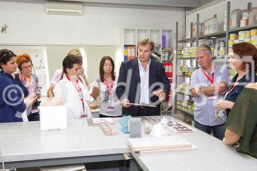 (C)fotodienst/Anna Rauchenberger -  Bologna und Imola, Italien, 16.09.2010 -  Der 'Designbeirat' des Baustoffhandels Quester, bestehend aus Kunden und Mitarbeitern von Quester, reiste nach Bologna und Imola, Italien, um sich über die aktuellsten Entwicklungen und Trends im Bereich Fliesen zu erkundigen. FOTO: Besichtigung des Werks von Idea Ceramica