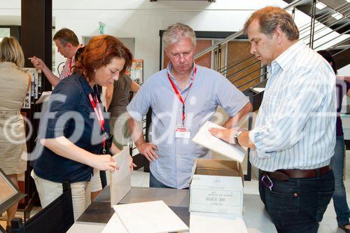 (C)fotodienst/Anna Rauchenberger -  Bologna und Imola, Italien, 16.09.2010 -  Der 'Designbeirat' des Baustoffhandels Quester, bestehend aus Kunden und Mitarbeitern von Quester, reiste nach Bologna und Imola, Italien, um sich über die aktuellsten Entwicklungen und Trends im Bereich Fliesen zu erkundigen. FOTO: Besichtigung des Werks von Idea Ceramica