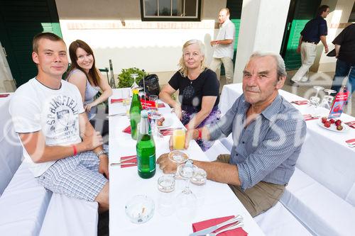 (c) fotodienst / Johannes Brunnbauer | BauProfi Quester Spargelfest 2010 beim  Spargelbauer Blatt-Niedermayer
Im Bild v.l.n.r.: