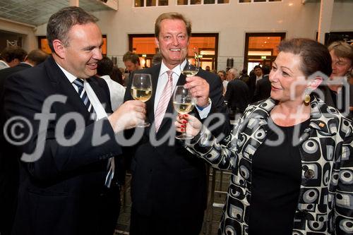 (c) fotodienst / Johannes Brunnbauer |Verleihung des Staatspreises für Architektur und Nachhaltigkeit des Lebensministeriums. 
Im Bild v.l.n.r.: Daniel Domini, Isover, Ulrich Paulmann und Ursula Ottawa, beide Quester