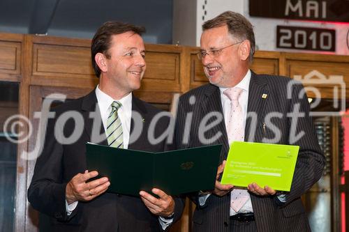 (c) fotodienst / Johannes Brunnbauer |Verleihung des Staatspreises für Architektur und Nachhaltigkeit des Lebensministeriums. 
Im Bild: Niki Berlakovich und DI Dr. Bernd Wolschner, WKO Steine