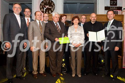 (c) fotodienst / Johannes Brunnbauer |Verleihung des Staatspreises für Architektur und Nachhaltigkeit des Lebensministeriums. im Bild: DI Dr. Wolschner, WKO Steine, Gernot Altenstrasser, Welser Heimstätte, Bauleitung, Walter Brenner, Stadt Wels, Dienststelle Schule und Sport
Martin Skalet, Büro marte.marte, Karl Pany, Stadt Wels, Stadtbaudirektor
Barbara Pitzer, Bezirksschulinspektorin,
Monika Wiesmeyr, Direktorin VS5 Mauth
Ernst Grillenberger, Technisches Büro Ing. Grillenberger,  hls planung, Bernhard marte, Büro marte.marte, Lebensminister Niki Berlakovich