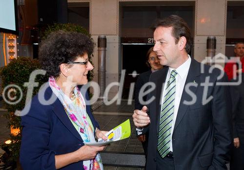 (c) fotodienst / Johannes Brunnbauer |Verleihung des Staatspreises für Architektur und Nachhaltigkeit des Lebensministeriums. 
Im Bild: Dr. Regina Prehofer, BAWAG mit Niki Berlakovich