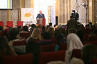 (C) fotodienst/Anna Rauchenberger - Wien, 20.11.2008 - Kinderkrebsforschung verständlich vermittelt: St. Anna  Wissenschafter wollen kreative Jugend fürs Forschen begeistern. FOTO: Univ.-Prof. Helmut Gadner (Leiter St. Anna Kinderkrebsforschung, Ärztlicher Direkor des St. Anna Kinderspitals, Koordinator von 'Forschen heilt Krebs')