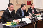 (C) fotodienst/Anna Rauchenberger - Wien, 19.11.2008 - Der Verein für Finanzmarkt-Ausgleich wirft der Finanzmarktaufsicht Verfehlungen vor und fordert Geschädigte auf, gemeinsam gegen die FMA vorzugehen. Geschädigte Anleger können mit Unerstützung des Vereins ihr Geld einklagen. FOTO: Mag. Dr. Georg Vetter (Rechtsanwalt), Ing. Philipp Buchner (Vorstand Verein für Finanzmarktausgleich), Ing. Peter Stiassny (Vorstand Verein für Finanzmarktausgleich)