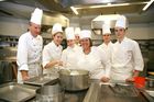 Die luxemburgisch-österreichische Gesellschaft und die luxemburgische Botschaft luden zu einem exklusiven Diner mit Sterneköchin Lea Linster ins Wiener Modul ein. Foto: Lea Linster mit Küchenmannschaft