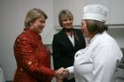 Die luxemburgisch-österreichische Gesellschaft und die luxemburgische Botschaft luden zu einem exklusiven Diner mit Sterneköchin Lea Linster ins Wiener Modul ein. Foto: vlnr: Anita von Hohenberg, Ginette Griesbach (Präs. d. luxemburgisch-österreichischen Gesellschaft), Lea Linster