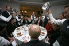 Die luxemburgisch-österreichische Gesellschaft und die luxemburgische Botschaft luden zu einem exklusiven Diner mit Sterneköchin Lea Linster ins Wiener Modul ein. Foto: im Uhrzeigersinn beginnend beim Herrn mit roter Krawatte: Botschafter Marc Thill, Anita von Hohenberg, Botschafterin Arlete Conzemius, Prof. G. Weber, Malou Thill, Silke Szatecuy, Ginette Griesbach