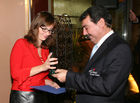 (C) fotodienst/Anna Rauchenberger - Wien, 10.11.2008 - Botschaftsrat Dr. Tahsin Yilmaz (links) überreicht Frau Jana Hájícková den Pokal für die Türkei-Reportage des Jahres in der Kategorie Tageszeitung in Tschechien.