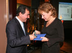 (C) fotodienst/Anna Rauchenberger - Wien, 10.11.2008 - Botschaftsrat Dr. Tahsin Yilmaz überreicht Frau Klára Stejskalová den Journalistenpreis 