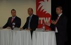 Fabian Bryner (Zurich Insurance Company), referiert an der GDS-Deregulierungs-Debatte am 33. TTW in Montreux, Chris Dorner (Travelport) und Daniel Neukom (First Business Travel) hören zu