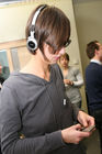 (C) fotodienst/Anna Rauchenberger - Wien, 29.10.2008 - AKG präsentiert neue Kopfhörer für Optik und Akustik. FOTO: Journalistin probiert die neuen Kopfhörer aus