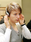 (C) fotodienst/Anna Rauchenberger - Wien, 29.10.2008 - AKG präsentiert neue Kopfhörer für Optik und Akustik. FOTO: Journalistin probiert die neuen Kopfhörer aus