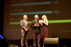 Star CLipper Repräsentant Willy Noser erhält von Christa Rigozzi (ex Miss Schweiz) und Röbi Koller den goldenen Travel Star Award als bester Cruise-Veranstalter am 33. TTW in Montreux