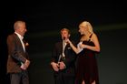 Mathias Pirkl von der Lufthansa ist stolz auf den goldenen Travel Star Award, den er am 33. TTW in Montreux von Christa Rigozzi (ex Miss Schweiz) und Röbi Koller entgegen nehmen durfte