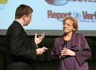 (C) fotodienst/Anna Rauchenberger - Wien, 16.10.2008 -  Der 'ebiz egovernment award 2008' zeigt die Möglichkeiten von Informationstechnologie (IT) bei der Neugestaltung von Geschäftsprozessen auf und stellt den Wandel des Wirtschaftens dar, der durch die Digitalisierung eintritt. FOTO: Martin Szelgrad (Moderation), Heidrun Silhavy (Bundesministerin für Frauen und Medien)