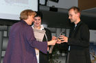 (C) fotodienst/Anna Rauchenberger - Wien, 16.10.2008 -  Der 'ebiz egovernment award 2008' zeigt die Möglichkeiten von Informationstechnologie (IT) bei der Neugestaltung von Geschäftsprozessen auf und stellt den Wandel des Wirtschaftens dar, der durch die Digitalisierung eintritt. FOTO v.l.: Heidrun Silhavy (Bundesministerin für Frauen und Medien), Preisträger (Projekt: Chronologie des Holocaust, www.holocaust-chronologie.de , Einreicher: Pixel-Melange)