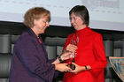 (C) fotodienst/Anna Rauchenberger - Wien, 16.10.2008 -  Der 'ebiz egovernment award 2008' zeigt die Möglichkeiten von Informationstechnologie (IT) bei der Neugestaltung von Geschäftsprozessen auf und stellt den Wandel des Wirtschaftens dar, der durch die Digitalisierung eintritt. FOTO: Heidrun Silhavy (Bundesministerin für Frauen und Medien), Preisträger Bundessieg: Gelebte Chancengleichheit in der IT (Projekt: FIT Chancen und Vielfalt durch Frauen in der Technik, Einreicher: Infineon Technologies Austria AG)