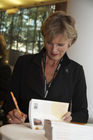 (C) fotodienst/Gudrun Krieger - Wien 09.10.2008 - Kongress aus Medien/Kommunikation und Computer/Telekommunikation  Foto: Nicolette Wuring (Managing Director - customeradvocacy) beim Signieren ihres Buches.
