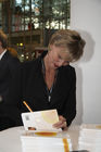 (C) fotodienst/Gudrun Krieger - Wien 09.10.2008 - Kongress aus Medien/Kommunikation und Computer/Telekommunikation  Foto: Nicolette Wuring (Managing Director - customeradvocacy) beim Signieren ihres Buches.