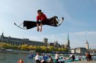 Auf Sprungfedern in Zürich wie ein Kanguru herumhüpfen, das demonstiert dieser Mann hier am Limmatufer am verkehrsfreien Züri-Multimobil-Tag