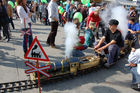 Der Dampflok-Zug am Züri-Mobil-Fest soll das Umweltbewusstsein schärfen und alternative Energien und Mobilititätsformen aufzeigen. Zumindest begeisterte er die Kinder und Bahnnostalgiker.