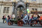 Eine nostalgische Dampflok-Eisenbahn mit begeisterten Kindern fährt vor Zürich's Rathaus vor am Züri-Multimobil-Tag