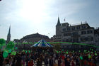 Menschenmassen und ein Meer von grünen Ballonen auf der Gemüsebrücke beim Zürcher Multi-Mobil-Tag