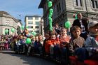 Eine nostalgische Dampflok-Eisenbahn mit begeisterten Kindern fährt vor Zürich's Rathaus vor am Züri-Multimobil-Tag