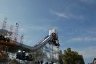Gigantische Big Air Schanze (36m) am freestyle.ch event in Zürich, davor ein FMX-Biker beim Salto