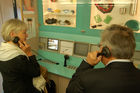 Verena Diener und andere Parlamentarierer beim SUVA-Hörtest im Audiomobil vor dem Bundeshaus (am Dienstag, 23. September 2008). 