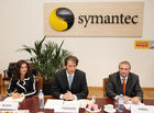 (C) fotodienst/Anna Rauchenberger - Wien, 17.09.2008 - Symantec bietet Unternehmen die notwendigen Lösungen für die Bedrohungslagen in der vernetzten Welt und präsentiert die globale Positionierung von Symantec sowie Strategie in Österreich und Osteuropa. FOTO v.l: Evelyn Blaha (Leiterin Channel Sales), Peter Geytenbeek (Geschäftsführer Symantec Österreich), Alexander Paral (Leiter Symantec Systems Engineering)