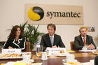 (C) fotodienst/Anna Rauchenberger - Wien, 17.09.2008 - Symantec bietet Unternehmen die notwendigen Lösungen für die Bedrohungslagen in der vernetzten Welt und präsentiert die globale Positionierung von Symantec sowie Strategie in Österreich und Osteuropa. FOTO v.l.: Evelyn Blaha (Leiterin Channel Sales), Peter Geytenbeek (Geschäftsführer Symantec Österreich), Alexander Paral (Leiter Symantec Systems Engineering)