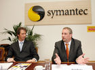 (C) fotodienst/Anna Rauchenberger - Wien, 17.09.2008 - Symantec bietet Unternehmen die notwendigen Lösungen für die Bedrohungslagen in der vernetzten Welt und präsentiert die globale Positionierung von Symantec sowie Strategie in Österreich und Osteuropa. FOTO v.l.: Peter Geytenbeek (Geschäftsführer Symantec Österreich), Alexander Paral (Leiter Symantec Systems Engineering)