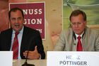 Auszeichnung neuer Genussregionen in Oberösterreich.FOTO v.li: Josef Pröll (Landwirtschaftsminister), Heinz Pöttinger (Gf Pöttinger Landtechnik)(C)fotodienst/imanufaktur