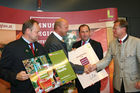 Auszeichnung neuer Genussregionen in Oberösterreich. FOTO v.li: Dr. Stefan Mikinovic (Gf AMA-Marketing), Dr. Josef Stockinger (Agrar Landesrat Öberösterreich), Josef Pröll (Landwirtschaftsminister), Heinz Pöttinger (Gf Pöttinger Landtechnik) (C)fotodienst/imanufaktur