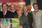 Landwirtschaftsminister Josef Pröll (links) und Heinz Pöttinger, Geschäftsführer der Pöttinger Alois Maschinenfabrik GesmbH (rechts), bei der Auszeichnung der Genuss Region Nationalpark Kalkalpen Obstsäfte