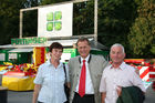 Mag. Heinz Pöttinger mit Gästen vor dem großen Messestand