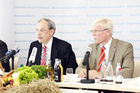 (c) Fotodienst/ Kathrin Heller; 
Pressekonferenz Deutscher Bauernverband e.V. - Erntebilanz 2008: Dr. Helmut Born, Generalsekretär des Deutschen Bauernverbandes; Dr. Michael Lohse - Pressesprecher, Deutscher Bauernverband