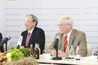 (c) Fotodienst/ Kathrin Heller; 
Pressekonferenz Deutscher Bauernverband e.V. - Erntebilanz 2008: Dr. Helmut Born, Generalsekretär des Deutschen Bauernverbandes; Dr. Michael Lohse - Pressesprecher, Deutscher Bauernverband