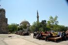 Das Wahrzeichen Antalyas ist das Minarett der Yivli-Minare-Moschee, das im 13. Jahrhundert unter dem seldschukischen Sultan Kai Kobad I. erbaut wurde.
Davor ein prächtiger Park mit vielen Personen, Menschen, die da sitzen und 
rumschauen. Das 38 Meter hohe Minarett (2) 